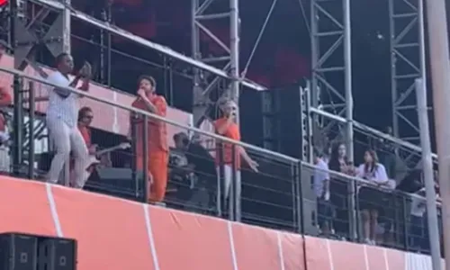 
				
					Saulo agita pipoca cantando em mirante no Circuito Dodô
				
				