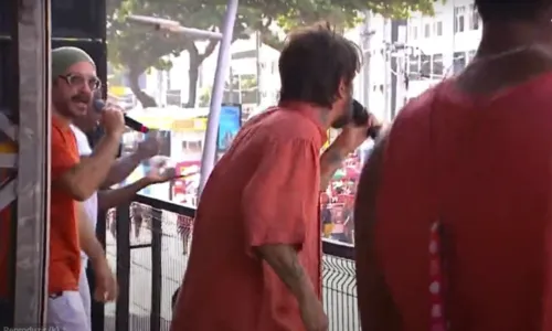 
				
					Saulo agita pipoca cantando em mirante no Circuito Dodô
				
				