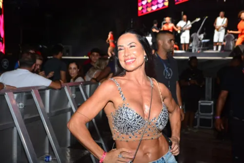 
				
					Scheila Carvalho 'mete' dança em ensaio e posa com Carla Perez; veja
				
				