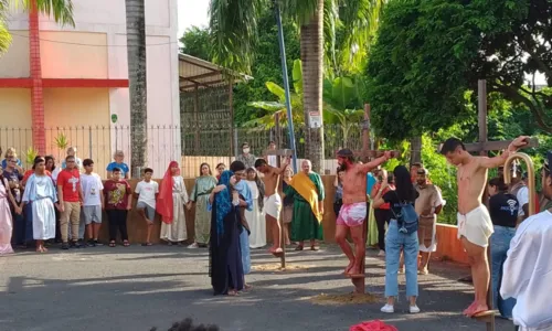 
				
					Sexta-feira Santa: fiéis relembram Crucificação de Cristo em Salvador
				
				