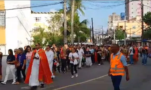 
				
					Sexta-feira Santa: fiéis relembram Crucificação de Cristo em Salvador
				
				