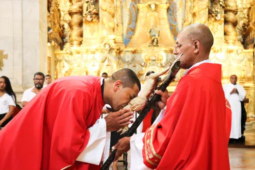 
				
					Sexta-feira Santa: fiéis relembram Crucificação de Cristo em Salvador
				
				