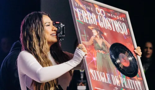 
				
					Simone Mendes conquista disco de platina em Portugal
				
				