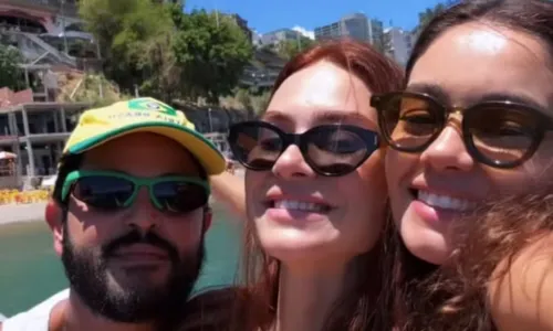 
				
					Sophie Charlotte e Thaila Ayala posam juntas em praia de Salvador
				
				