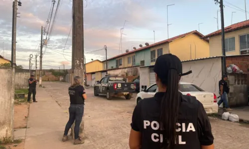 
				
					Suspeito morre e 90 pessoas são presas durante operação policial na BA
				
				