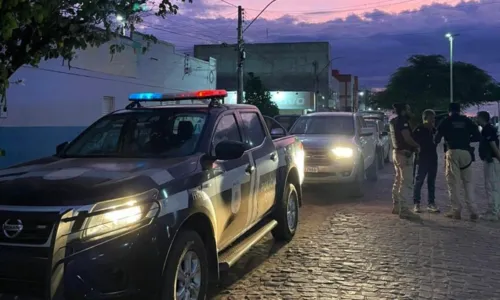 
				
					Suspeito morre e 90 pessoas são presas durante operação policial na BA
				
				