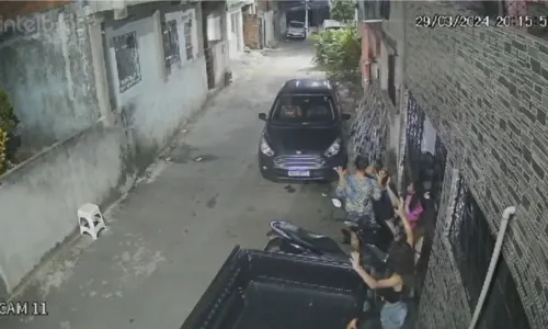 
				
					Suspeitos abordam homem com criança e roubam carro em Salvador; vídeo
				
				