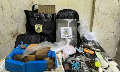 
				
					Suspeitos de tráfico de drogas em condomínio são presos em Salvador
				
				