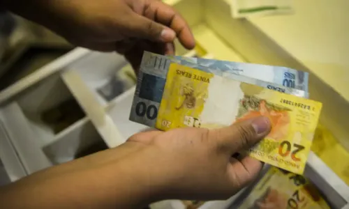 
				
					Suspeitos são presos em banco ao tentarem dar golpe de R$300 mil
				
				