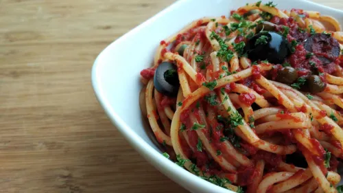 
				
					Tá em cima da hora? Aprenda a preparar o spaguetti alla puttanesca
				
				