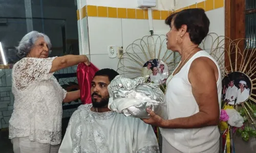 
				
					Terno de Reis 'Filhos do Sol' reúne família Veloso em Santo Amaro
				
				