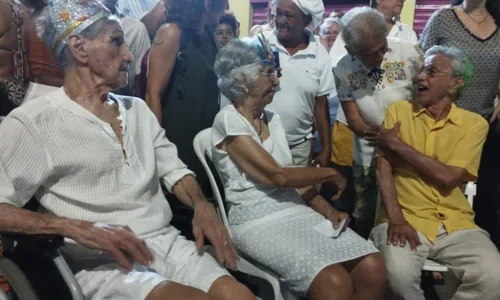 
				
					Terno de Reis 'Filhos do Sol' reúne família Veloso em Santo Amaro
				
				