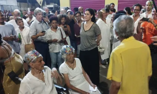 
				
					Terno de Reis 'Filhos do Sol' reúne família Veloso em Santo Amaro
				
				