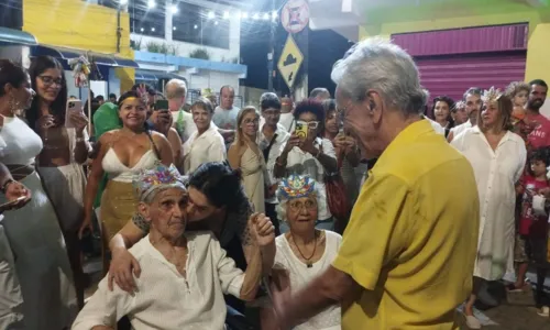 
				
					Terno de Reis 'Filhos do Sol' reúne família Veloso em Santo Amaro
				
				