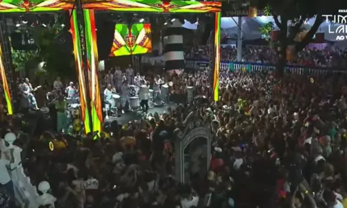 
				
					Timbalada lota 'Guetho Square' em último ensaio antes do Carnaval
				
				