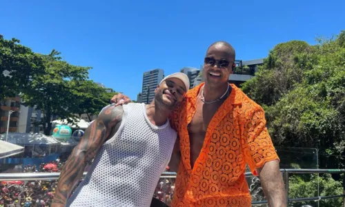 
				
					Tony Salles canta com Léo Santana no Arrastão: 'Pagodão merece'
				
				