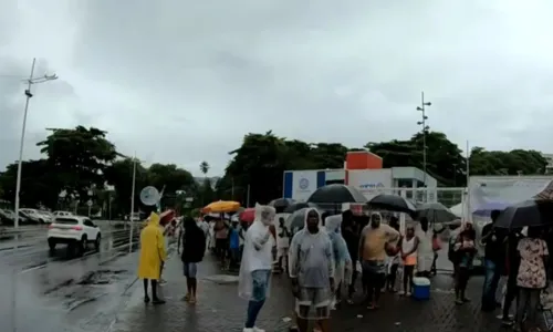 
				
					Torcedores do Bahia enfrentam chuva em fila para ingressos do Ba-Vi
				
				