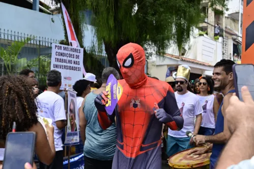 
				
					Tradicional Mudança do Garcia se prepara para desfile; veja fotos
				
				