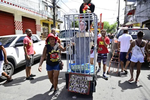 
				
					Tradicional Mudança do Garcia se prepara para desfile; veja fotos
				
				