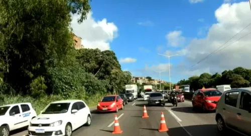 
				
					Trecho da BR-324 é liberado após acidente entre moto e caminhão
				
				