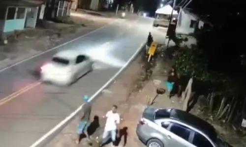 
				
					Três amigos morrem após serem atropelados em cidade da Bahia
				
				