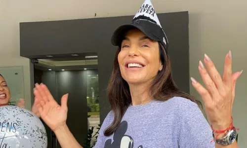 
				
					VÍDEO: Ivete Sangalo ganha surpresa de aniversário dos fãs
				
				