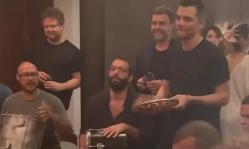 
				
					VÍDEO: Wagner Moura cai no samba com Selton Mello e Humberto Carrão
				
				