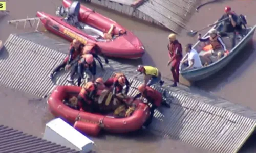 
				
					VÍDEO: cavalo ilhado em teto de casa é resgatado no Rio Grande do Sul
				
				