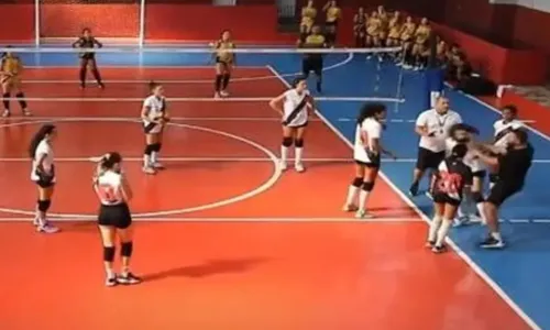 
				
					VÍDEO: treinador do Vasco agride atleta em jogo de vôlei e é demitido
				
				