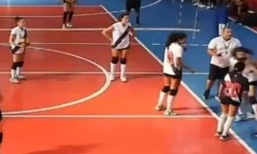 
				
					VÍDEO: treinador do Vasco agride atleta em jogo de vôlei e é demitido
				
				