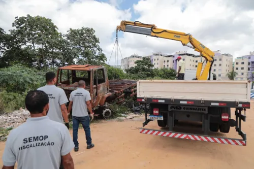 
				
					Veículos e barcos abandonados são removidos das vias de Salvador
				
				