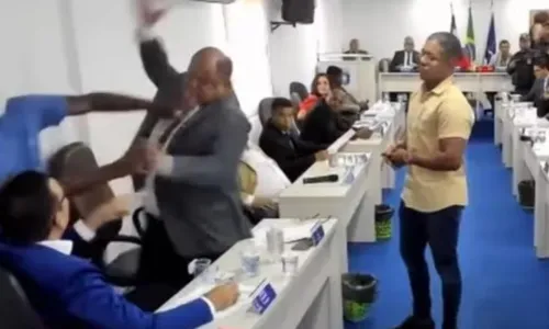 
				
					Vereadores de Lauro de Freitas saem no tapa durante sessão; VÍDEO
				
				