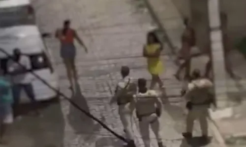 
				
					Vídeo: PM agride mulher com chute durante ação em Feira de Santana
				
				