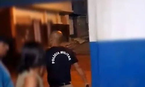 
				
					Vídeo: PM agride mulher e leva garrafada na cabeça na Bahia
				
				