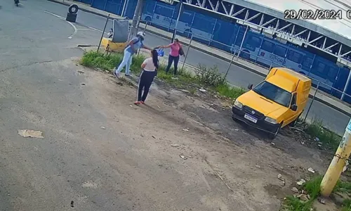 
				
					Vídeo: câmeras flagram assalto a duas mulheres em Salvador
				
				