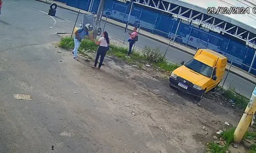 
				
					Vídeo: câmeras flagram assalto a duas mulheres em Salvador
				
				