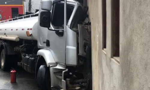 
				
					Vídeo: caminhão desgovernado invade casas em Candeias
				
				