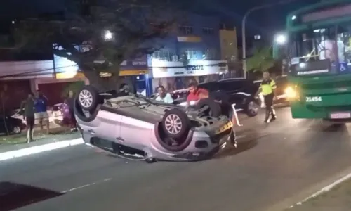 
				
					Vídeo: carro fica parcialmente destruído após capotar na Av. Garibaldi
				
				