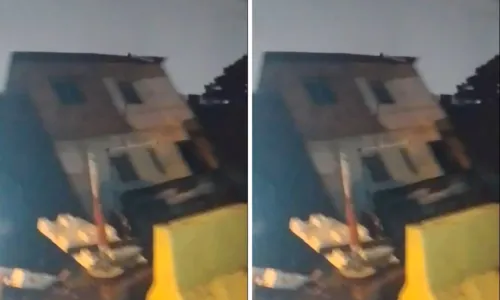 
				
					Vídeo: casa desaba em Lauro de Freitas; moradores foram evacuados
				
				