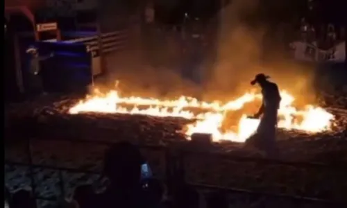 
				
					Vídeo: explosão de fogos deixa 10 pessoas feridas durante rodeio na BA
				
				