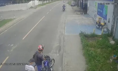 
				
					Vídeo: homem é rendido por assaltantes e tem moto roubada em Salvador
				
				