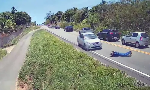 
				
					Vídeo: motociclista cai e é atropelado por veículo em Camaçari
				
				