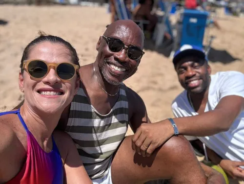 
				
					Zebrinha posa com Ingrid Guimarães e Lázaro Ramos em praia de Salvador
				
				