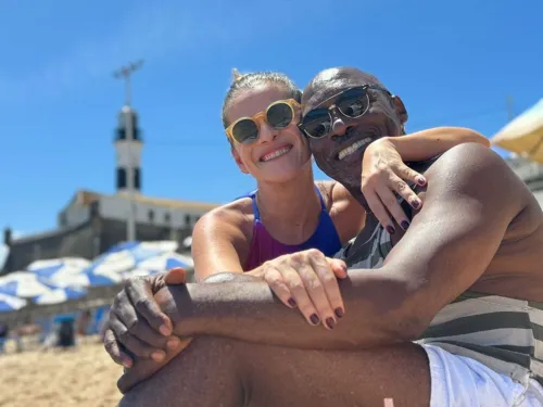 
				
					Zebrinha posa com Ingrid Guimarães e Lázaro Ramos em praia de Salvador
				
				