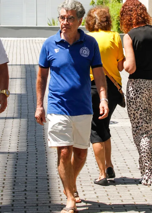 
				
					Amigos e familiares se despedem de Zagallo em velório na sede da CBF
				
				