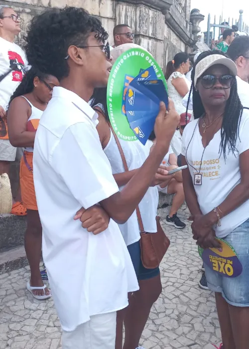 
				
					'Bonfim do abanador': fiéis buscam leque para reduzir calor em trajeto
				
				