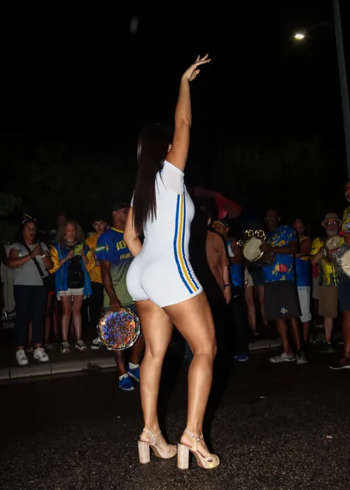 
				
					Lexa exibe corpão e samba no pé em ensaio de rua na Unidos da Tijuca
				
				