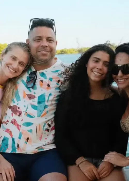 
				
					Ronaldo Fenômeno curte fim do ano no sul da BA com filhos e esposa
				
				