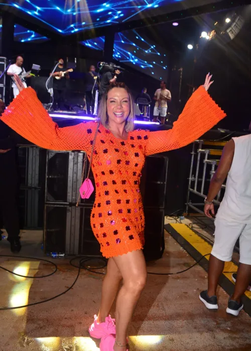 
				
					Scheila Carvalho 'mete' dança em ensaio e posa com Carla Perez; veja
				
				