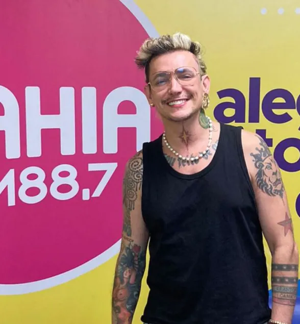"Não fico em uma prateleira só", diz Ricky Vallen sobre mix de estilos
